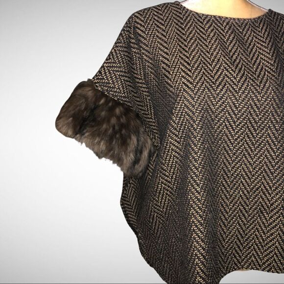 Tashon Nwot faux fur trim cute black top with cream chevron print - Picture 5 of 14